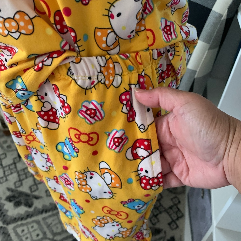 Hello Kitty - Picture 2 of 4